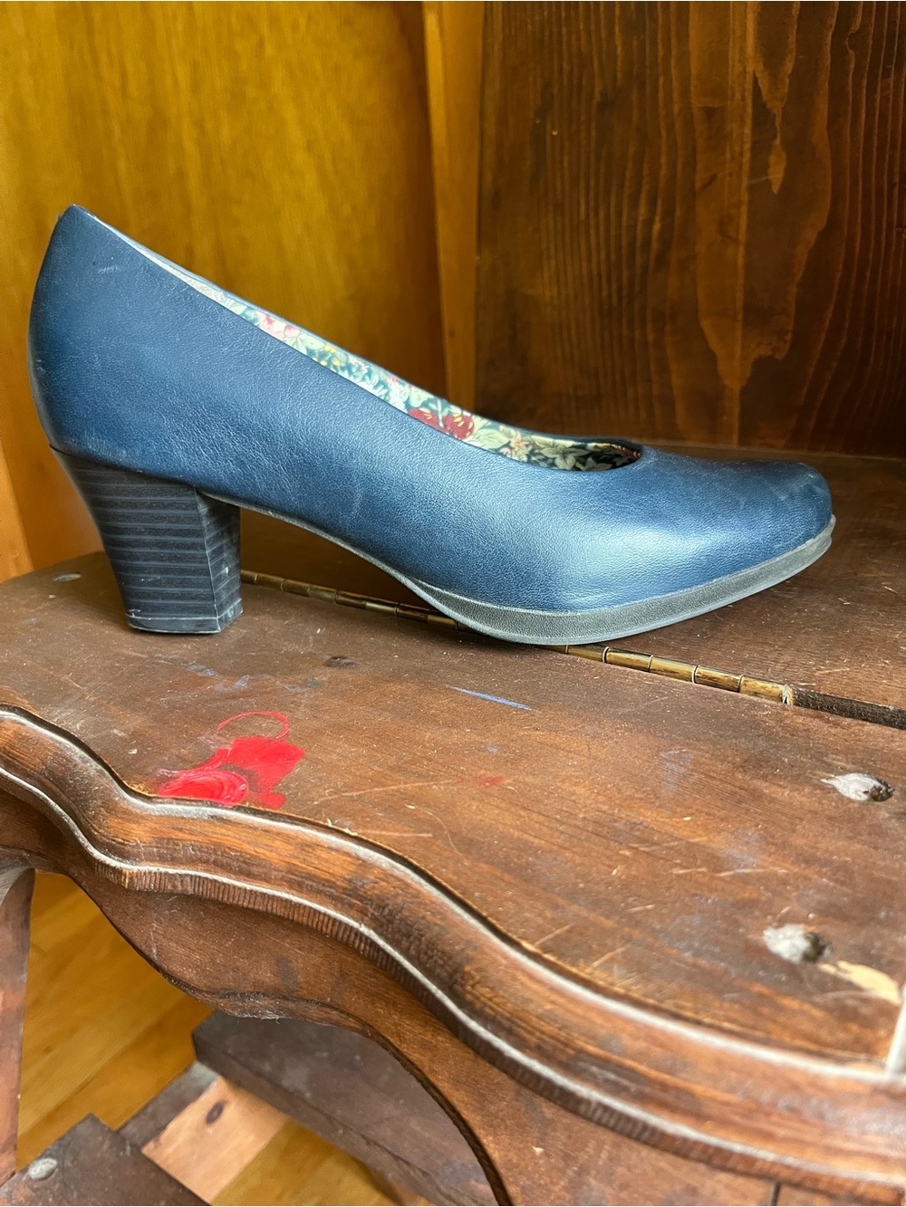 Hotter size 7.5 comfort leather navy pumps with built in arch support.